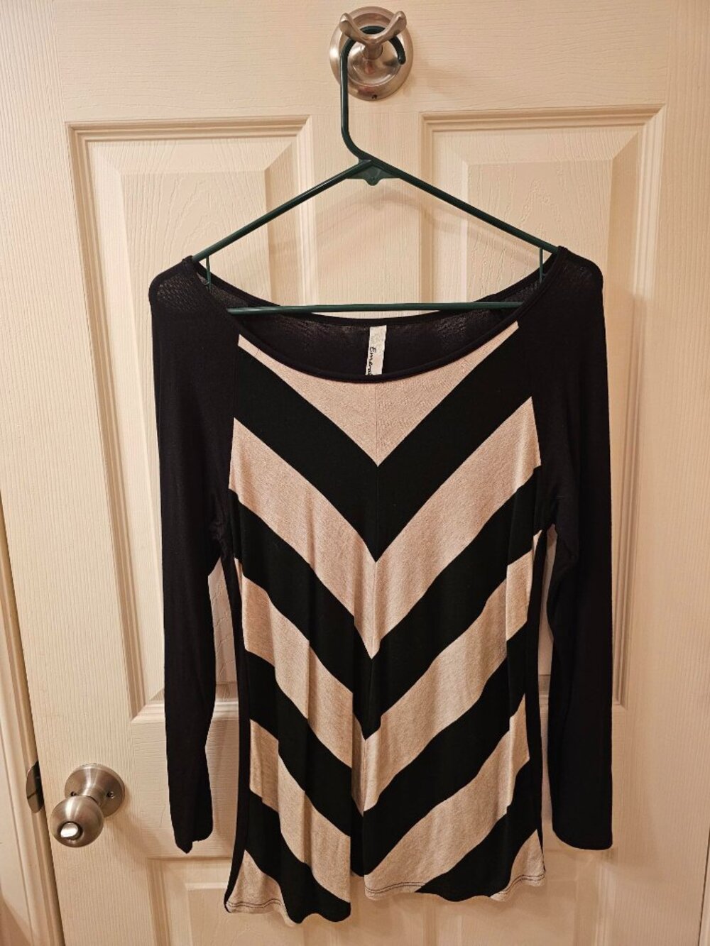 NWOT Emerald Medium Black Blouse w / Cream V-Pattern Detail